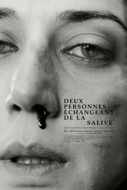 Deux personnes échangeant de la salive